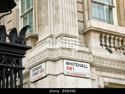 Downing Street und Whitehall unterschreibt Westminster London UK GB London England UK United Kingdom GB Großbritannien britische Inseln Stockfoto