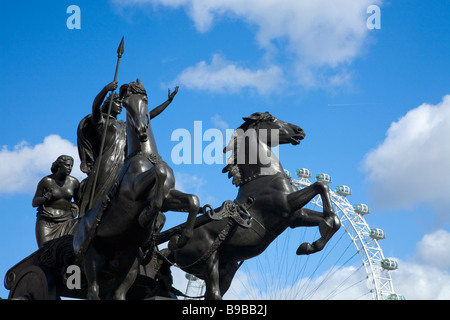 Statue der Boudicca Boudicca Boadicea von Thomas Thornycroft und London Eye gegen blauen Himmel Westminster London England große Brita Stockfoto