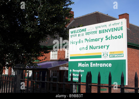 Eine mehrsprachige Willkommensschild an einer Grundschule in einer Stadt, U.K. Stockfoto