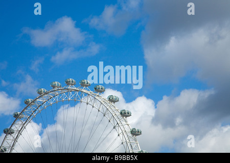 London Eye gegen blauen Himmel London England Großbritannien Vereinigtes Königreich UK GB britischen Inseln Europa EU Stockfoto