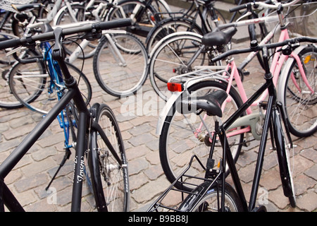 Kopenhagen, Dänemark. Fahrräder geparkt auf einem Pflaster in der Innenstadt Stockfoto