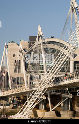 Bahnhof Charing Cross und Hungerford Bridge, London, England, UK Stockfoto