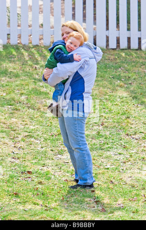 Mutter und Sohn zu Fuß Stockfoto