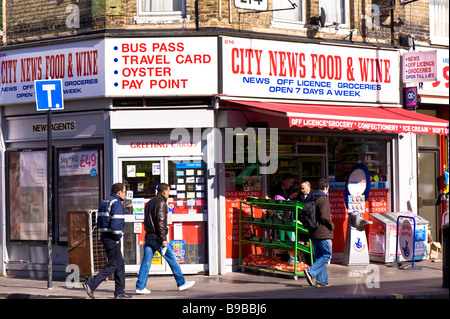 Geschäfte in Uxbridge Road Shepherds Bush W12 London Vereinigtes Königreich Stockfoto