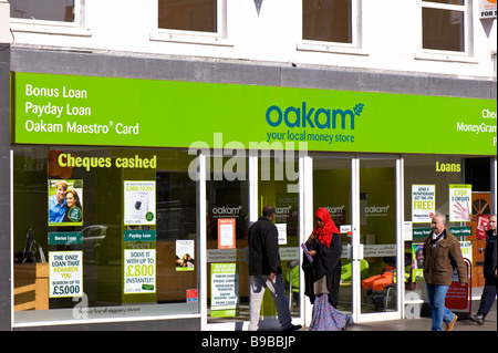 Geschäfte in Uxbridge Road Shepherds Bush W12 London Vereinigtes Königreich Stockfoto