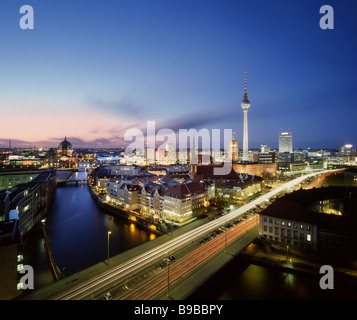 Nikolaiviertel Nikolai Viertel Berlin Deutschland 2009 mit Stadtzentrum Berlin im Hintergrund Stockfoto