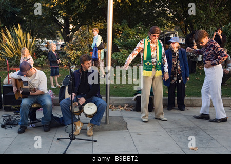 UNITED KINGDOM-LONDON-Straße Musiker und Tänzer verkleidet auf der Southbank der Themse Stockfoto