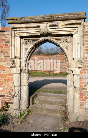 15. Jahrhundert Tür wieder aufgebaut in Beverley Friary Gelände, East Riding of Yorkshire, England, "Great Britain" Stockfoto