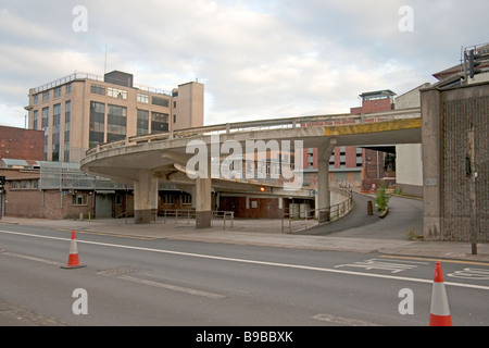 Eine kreisförmige Rampe führt zu einem erhöhten Parkplatz in Sheffield Stockfoto