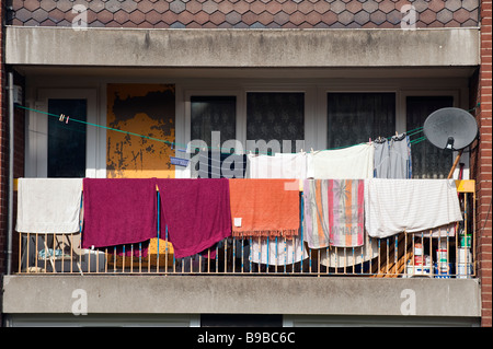 Wäsche auf dem Balkon in der Sonne zum Trocknen aufgehängt Stockfoto