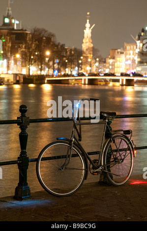 Close-up Nacht Blick auf das City-Bike auf dem Damm des Flusses Amstel in Amsterdam Stockfoto