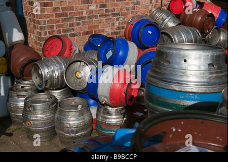 Haufen von leeren Metall Bierfässer Stockfoto