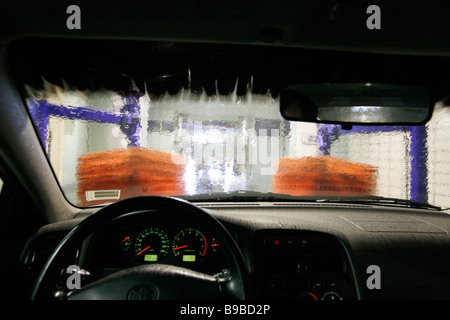 Orange Textil Pinsel in einer Autowaschanlage Anlage; Autowäsche innen Stockfoto
