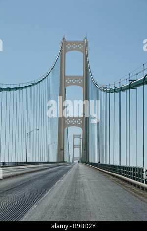 Die amerikanische moderne Brücke Mackinac Great Lakes mit einem niedrigen Straßenwinkel von unten oben von unten, niemand vertikal in Michigan USA High-res Stockfoto