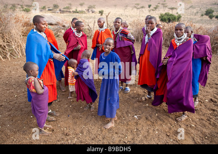 Massai-Frauen und Kinder versammeln sich am Rande ihres Dorfes, gekleidet in traditionellen Atire am Ende der Tage Stockfoto