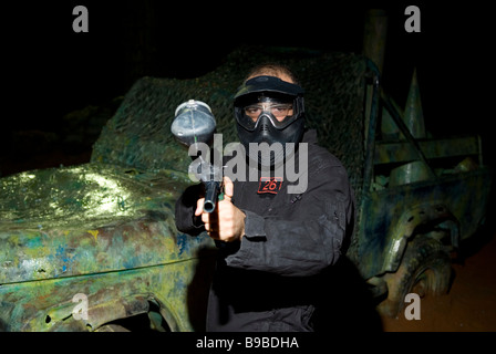 Man spielt paintball Stockfoto