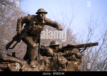 Der kamerunischen Gewehre Kriegerdenkmal von Paul Lindsey Clark, Kelvingrove, Glasgow, Schottland. Stockfoto