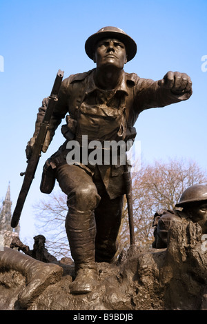 Der kamerunischen Gewehre Kriegerdenkmal von Paul Lindsey Clark, Kelvingrove, Glasgow, Schottland. Stockfoto