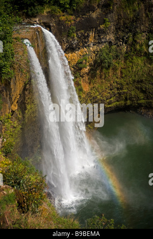 Nahaufnahme von Wailua Falls und ein Regenbogen auf der Insel Kauai, Hawaii. Stockfoto