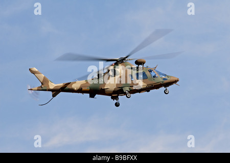 Eine getarnte militärische Hubschrauber im Flug Stockfoto