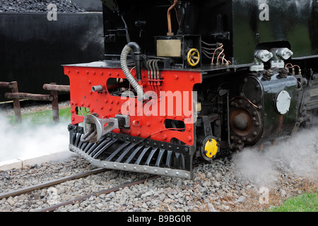 Nahaufnahme von der Vorderseite des Vintage Dampflokomotive mit Dampf Stockfoto