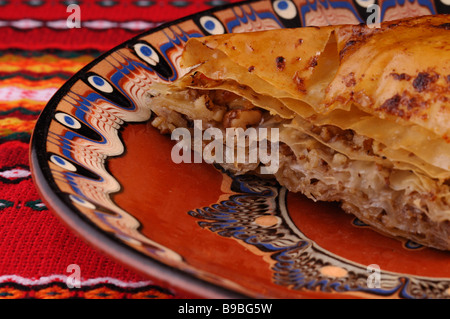 Baklava Dessert auf einen traditionellen Teller und Tischdecke Stockfoto