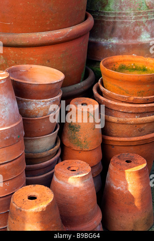 Eine Nahaufnahme des stacks von alten Ton-Blumentöpfe Stockfoto