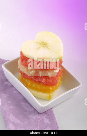 Haufen von Früchten in Form von Herzen Stockfoto