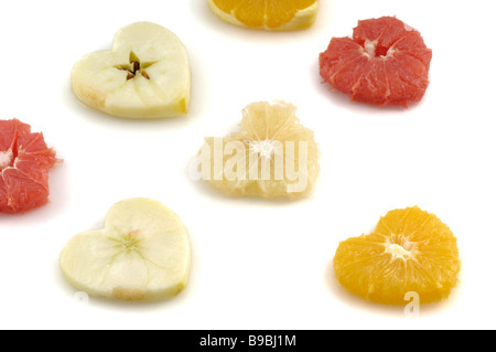 Früchte in Form von Herzen auf Hwite Hintergrund Stockfoto