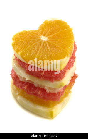 Haufen von Früchten in Form von Herzen auf weißem Hintergrund Stockfoto