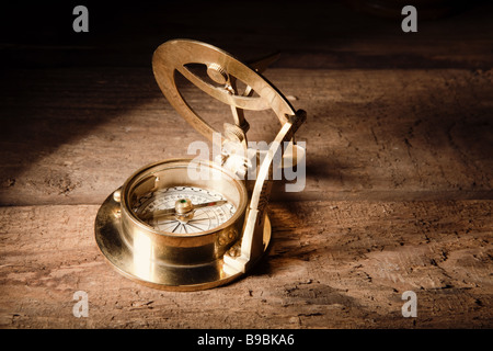 Vintage goldene Kompass liegen auf einem alten Holzbrett Stockfoto