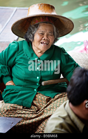 Verkauf von Speisen und Souvenirs zu der Damnoen Saduak schwimmenden Markt befindet sich ca. 62 Meilen außerhalb von Bangkok Thailand Stockfoto