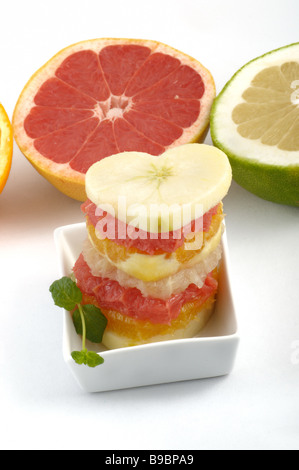 Haufen von Früchten in Form von Herzen Stockfoto