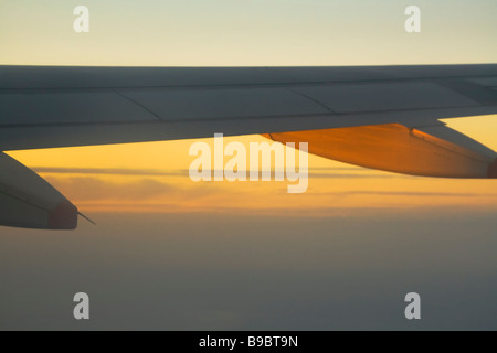 Blick über Flugzeugflügel bei Sonnenuntergang Stockfoto