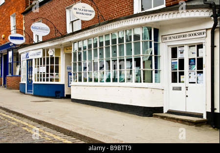 Eine unabhängige Buchhandlung und andere entlang der High Street in Hungerford Berkshire England UK Stockfoto