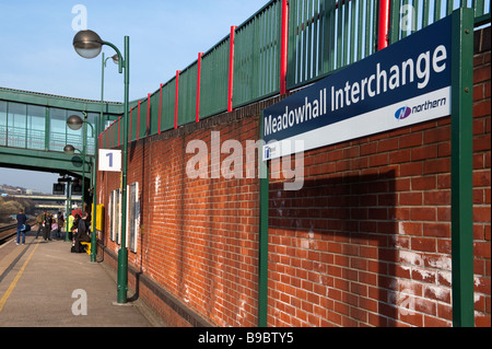 Bahn-Plattform und Passagiere, Meadowhall Interchange, Sheffield, England "South Yorkshire", "Großbritannien" Stockfoto