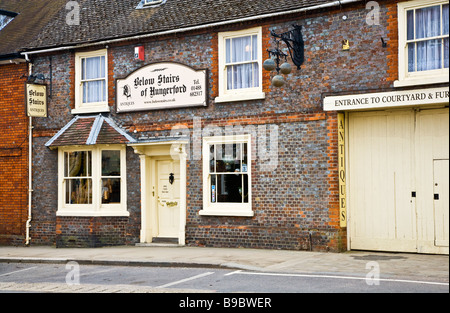 Antiquitätengeschäft mit hängenden Pfandleiher Kugeln in der High Street Hungerford Berkshire England UK Stockfoto