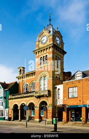 Das Rathaus in der High Street in Hungerford Berkshire England UK mit dem Rathaus in der Ferne Stockfoto