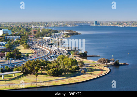 Kwinana Freeway neben den Swan River in South Perth. Kings Park entnommen. Stockfoto