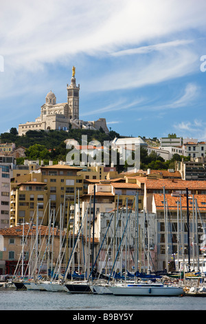 Marseille Südfrankreich Notre Dame De La Garde aus der Vieux Port Kopie Raum Marseille gesehen Stockfoto