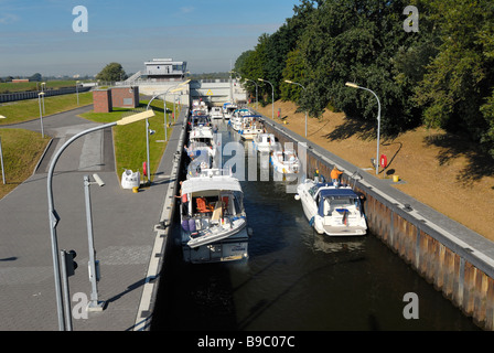 Motorboote im Watergate Tatenberg, Vier-Und Marschlande in Hamburg, Deutschland. Stockfoto