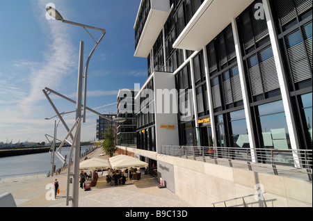 Moderne Architektur am Kaiserkai und ein Café Hägen Dasz bei Dalmannkaipromenade in Harbourcity Hafencity Hamburg, Deutschland. Stockfoto