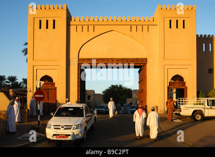 Eingangsportal zum Souk von Nizwa in der Morgensonne, Nizwa, Sultanat von Oman Stockfoto