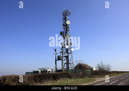 Tele Kommunikation Mast mit zahlreichen Satellitenschüsseln angeschraubten den Metallrahmen Stockfoto