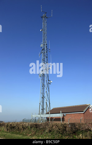 Tele Kommunikation Mast mit zahlreichen Satellitenschüsseln angeschraubten den Metallrahmen Stockfoto