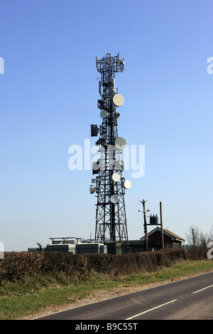 Tele Kommunikation Mast mit zahlreichen Satellitenschüsseln angeschraubten den Metallrahmen Stockfoto