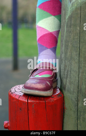 Mädchen Balancing auf einem hölzernen Klettergerüst Stockfoto