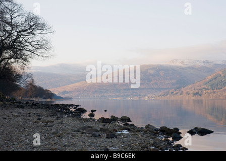 Frostigen New Years Day am Loch verdienen in Schottland Stockfoto