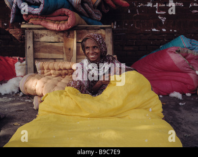 eine Inderin machen Bettdecken in neu-Delhi Indien Stockfoto