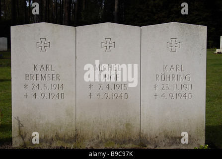 Drei deutsche Grabsteine auf dem Brookwood Militär Friedhof, Woking. Stockfoto